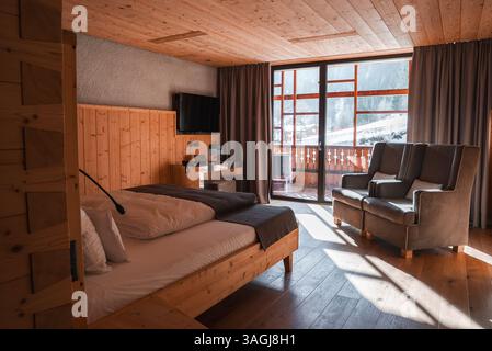 Lussuosa camera Alpine Hotel con balcone nelle Alpi italiane Foto Stock