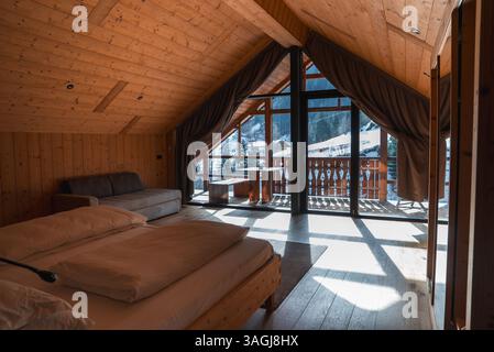 Lussuosa camera d'hotel con balcone nelle Alpi italiane Foto Stock