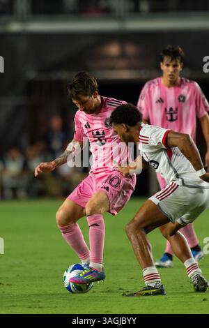 Fort Lauderdale, Florida; Stati Uniti. Lionel messi, capitano dell'Inter Miami CF, dribbling il pallone durante una partita MLS contro il Toronto FC al Chase Stadium. Foto Stock