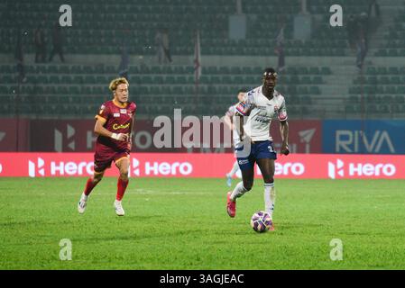 Kathmandu, Bagmati, Nepal. 8 aprile 2025. Il BAKARY MANE di KATHMANDU RAYZRS FC (bianco) porta la palla verso il punto di arrivo durante la partita della Nepal Super League 2025 contro il BUTWAL LUMBINI FC allo stadio Dasarath Rangasala di Kathmandu. Credito: Safal Prakash Shrestha/ZUMA Press Wire/ZUMA Wire/Alamy Live News Foto Stock