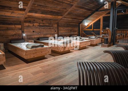 Lussuosa camera relax con design alpino rustico nelle Alpi italiane Foto Stock