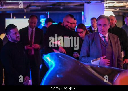 Kiev, Ucraina. 8 aprile 2025. Il primo ministro belga Bart De Wever ispeziona un drone anti-areale di fabbricazione Ucraina durante una difesa Ucraina, mentre il presidente Volodymyr Zelenskyy si trova accanto a lui, durante una fiera delle industrie della difesa a Kiev, Ucraina, l'8 aprile 2025. Questa è la prima visita del primo ministro Bart De Wever dall'inizio della sua Premiership nel febbraio 2025 (foto di Justin Yau/Sipa USA) credito: SIPA USA/Alamy Live News Foto Stock