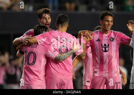 Fort Lauderdale, Florida; Stati Uniti. Il capitano dell'Inter Miami Lionel messi festeggia con Luis Suarez, Federico Redondo e Ian Fray dopo un gol. Foto Stock