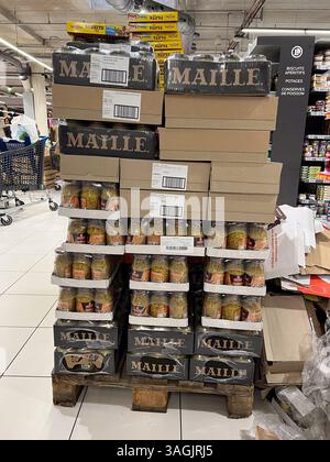 Antibes, Francia - 09-27-2022: Tavolozza di barattoli di senape nel supermercato francese Foto Stock