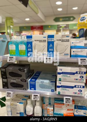 Golfe-Juan, Francia - 09-10-2022 : varie maschere facciali in mostra sugli scaffali in una farmacia in Francia Foto Stock