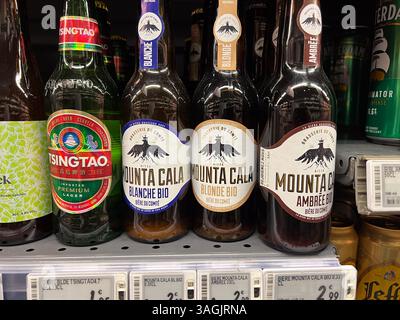 Golfe-Juan, Francia - 09-10-2022 : varie bottiglie di birra semi-artigianali sugli scaffali nel negozio di liquori in Francia Foto Stock