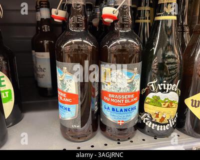 Golfe-Juan, Francia - 09-10-2022 : varie bottiglie di birra semi-artigianali sugli scaffali nel negozio di liquori in Francia Foto Stock