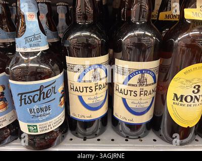 Golfe-Juan, Francia - 09-10-2022 : varie bottiglie di birra semi-artigianali sugli scaffali nel negozio di liquori in Francia Foto Stock