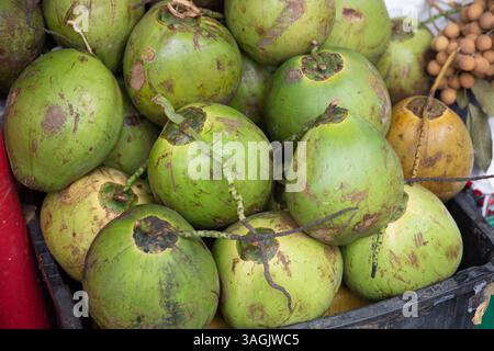 Mucchio di cocco al mercato di strada Foto Stock