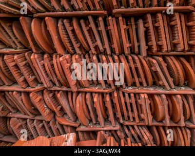 Tetti residenziali impilati in argilla arancione Foto Stock