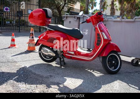 Antibes, Francia - 09-27-2022: Scooter rosso del famoso marchio italiano Foto Stock