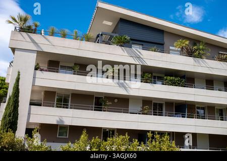 Antibes, Francia - 09-27-2022: Moderno edificio di appartamenti ad Antibes, Costa Azzurra Foto Stock