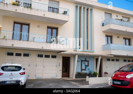 Antibes, Francia - 09-27-2022: Condominio in stile art deco ad Antibes, Costa Azzurra Foto Stock