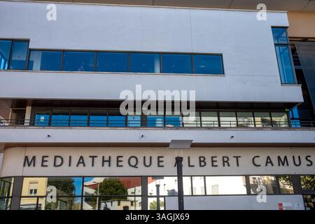Antibes, Francia - 09-27-2022: Biblioteca pubblica principale chiamata "Mediatheque Albert Camus" ad Antibes, Costa Azzurra Foto Stock