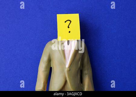 Uomo d'affari con la faccia coperta da un punto interrogativo Foto Stock