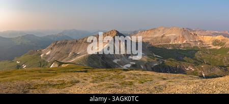 Colorado 13ers Trico Peak (13.329') e T10 (13.484') si innalzano sopra il Black Bear Pass nel San Juans vicino a Silverton, Telluride e Ouray Colorado. Foto Stock