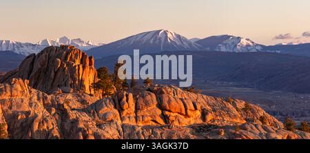 Primo semaforo su Hartman Rocks Gunnison Colorado. La valle di Gunnison sta cambiando a tarda primavera, gli alci innevati sono bloccati nella presa degli inverni. Foto Stock