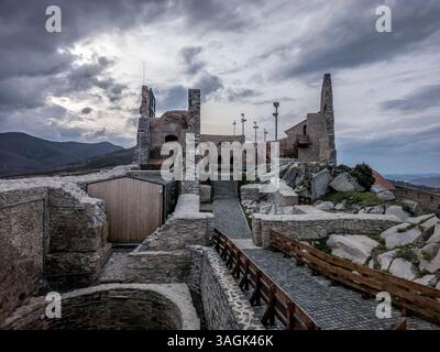 Cortile del castello di Deva in Romania, residenza nobiliare parzialmente restaurata in cima alla collina, guarnigione militare e prigione Mures Valley Sunset Sky Foto Stock