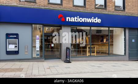 Shrewsbury, Regno Unito - 24 marzo 2025; ufficio finanziario della Nationwide Building Society con bancomat sulla strada principale britannica Foto Stock