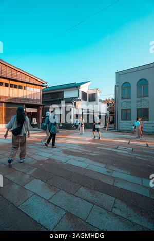 I turisti passeggiano attraverso l'affascinante quartiere di Higashi Chaya Foto Stock