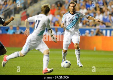 25 luglio 2012: Il centrocampista del Chelsea FC Frank Lampard #8 si prepara a fare un passaggio al centrocampista Marko Marin #21 durante la prima metà dell'AT&T MLS All-Star Game 2012 tra Chelsea FC e MLS All-Stars al PPL Park di Chester, Pennsylvania. (Immagine di credito: © Rich Barnes/Cal Sport Media/ZUMAPRESS.com) Foto Stock