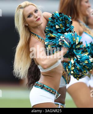 16 settembre 2012: Cheerleader dei Jacksonville Jaguars Roar durante la partita NFL tra gli Houston Texans e i Jacksonville Jaguars all'EverBank Field di Jacksonville, Florida. I Texans vinsero 27-7. Daniel Goncalves (immagine di credito: © Daniel Goncalves/Cal Sport Media/ZUMAPRESS.com) Foto Stock