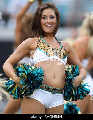 16 settembre 2012: Cheerleader dei Jacksonville Jaguars Roar durante la partita NFL tra gli Houston Texans e i Jacksonville Jaguars all'EverBank Field di Jacksonville, Florida. I Texans vinsero 27-7. Daniel Goncalves (immagine di credito: © Daniel Goncalves/Cal Sport Media/ZUMAPRESS.com) Foto Stock