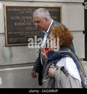 17 settembre 2012 - Wilmington, NC, USA - autore Errol Morris, Back, un documentarista vincitore di un Oscar il cui ''A Wilderness of Error: The Trials of Jeffrey MacDonald'' è stato pubblicato questo mese dalla Penguin Press Leaves the Federal Courthouse a Wilmington, North Carolina, lunedì 17 settembre 2012. MacDonald, ex ufficiale e medico dell'esercito di Fort Bragg, fu condannato nel 1979 per aver ucciso sua moglie e due giovani figlie nel 1970. L'udienza potrebbe determinare se MacDonald ottiene un nuovo processo decenni dopo essere stato condannato per aver ucciso la sua famiglia. La donna in primo piano non e' identificata. (Credito IMA Foto Stock