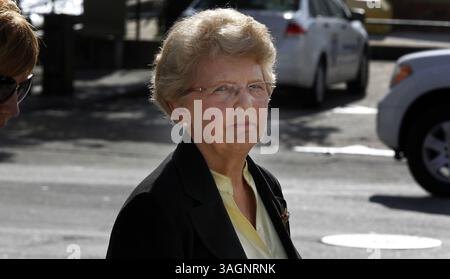17 settembre 2012 - Wilmington, NC, USA - Mary Britt, ex moglie di Jimmy Britt, un vice maresciallo degli Stati Uniti quando il caso è stato inizialmente processato, lascia il tribunale federale di Wilmington, Carolina del Nord, lunedì 17 settembre 2012 dopo aver testimoniato. Britt, che da allora è morto, ha rilasciato una dichiarazione agli avvocati della difesa nel 2005 che ha sentito il procuratore Jim Blackburn minacciare Helena Stoeckley, una donna locale turbata che MacDonald aveva identificato come una delle aggressori. Jeffrey MacDonald, ex ufficiale e medico dell'esercito di Fort Bragg, fu condannato nel 1979 per aver ucciso sua moglie e due giovani figlie nel 1970. TH Foto Stock