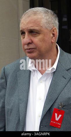 17 settembre 2012 - Wilmington, NC, USA - autore Errol Morris, Center, documentarista vincitore di un Oscar il cui ''A Wilderness of Error: The Trials of Jeffrey MacDonald'' è stato pubblicato questo mese dalla Penguin Press Leaves the Federal Courthouse a Wilmington, North Carolina, lunedì 17 settembre 2012. MacDonald, ex ufficiale e medico dell'esercito di Fort Bragg, fu condannato nel 1979 per aver ucciso sua moglie e due giovani figlie nel 1970. L'udienza potrebbe determinare se MacDonald ottiene un nuovo processo decenni dopo essere stato condannato per aver ucciso la sua famiglia. (Immagine di credito: © Chuck Liddy/MCT/ZUMAPRESS.com Foto Stock