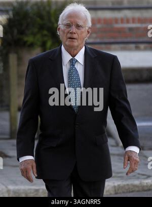17 settembre 2012 - Wilmington, North Carolina, USA - l'avvocato di Raleigh Wade Smith arriva al tribunale federale di Wilmington, North Carolina, lunedì 17 settembre 2012. Smith dovrebbe essere un testimone nell'udienza per Jeffrey MacDonald, un ex ufficiale e medico dell'esercito di Fort Bragg, che è stato condannato nel 1979 per aver ucciso sua moglie e due giovani figlie nel 1970. L'udienza potrebbe determinare se MacDonald potesse ricevere un nuovo processo, decenni dopo essere stato condannato per aver ucciso la sua famiglia. (Immagine di credito: © Chuck Liddy/MCT/ZUMAPRESS.com) Foto Stock