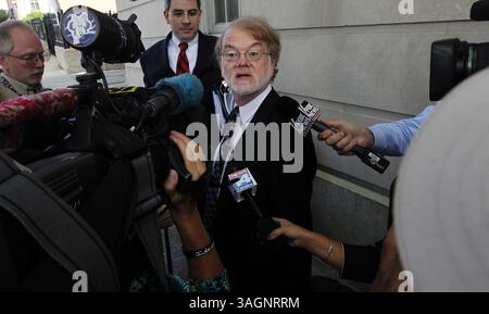 17 settembre 2012 - Wilmington, North Carolina, USA - Gordon Widenhouse, un avvocato difensore di Chapel Hill parla ai media dopo il primo giorno di un'udienza per l'assassino condannato Jeffrey MacDonald mentre lascia il tribunale federale di Wilmington, North Carolina, lunedì 17 settembre 2012. Widenhouse ha detto ai media che pensava che stessero ricevendo una "giusta udienza" dal giudice. (Immagine di credito: © Chuck Liddy/MCT/ZUMAPRESS.com) Foto Stock