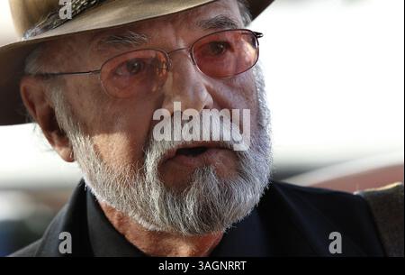 17 settembre 2012 - Wilmington, North Carolina, Stati Uniti - Bob Stevenson parla con i media dopo il primo giorno dell'udienza per Jeffrey MacDonald, che è in prigione da quasi quattro decenni per aver ucciso sua sorella Collete MacDonald, ha detto: "La verità è che non c'è nulla di nuovo là fuori, non c'è nulla. Sa quanto DNA c'è in casa mia e in casa sua? La semplice scoperta del DNA non ha nulla a che fare con la colpa di un uomo."".".". "Finché non sarà morto o io sarò morto, ci batteremo come avversari", ha detto, "non perderò mai interesse. Non perderò mai lo zelo. Non perderò mai la fede". Mentre lascia il fede Foto Stock