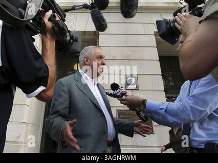 17 settembre 2012 - Wilmington, NC, USA - autore Errol Morris, un regista di documentari vincitore di un Oscar, il cui ''A Wilderness of Error: The Trials of Jeffrey MacDonald'' è stato pubblicato questo mese dalla Penguin Press. Morris parla con i media di fronte al tribunale federale di Wilmington, Carolina del Nord, lunedì 17 settembre 2012, al termine del primo giorno di seduta. (Immagine di credito: © Chuck Liddy/MCT/ZUMAPRESS.com) Foto Stock