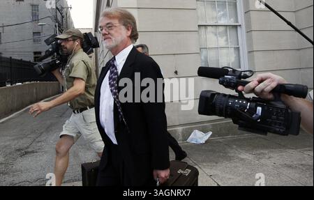 17 settembre 2012 - Wilmington, North Carolina, USA - Gordon Widenhouse, avvocato difensore di Chapel Hill viene perseguito dai media presso il tribunale federale di Wilmington, North Carolina, lunedì 17 settembre 2012. Widenhouse ha detto ai media che pensava che stessero ricevendo una "giusta udienza" dal giudice. (Immagine di credito: © Chuck Liddy/MCT/ZUMAPRESS.com) Foto Stock