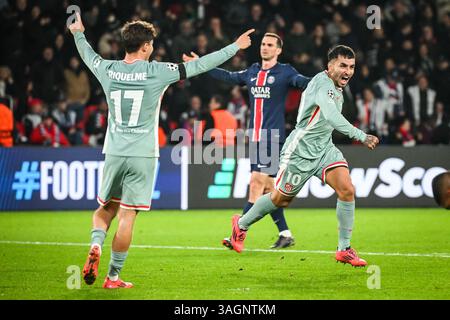 Parigi, Francia. 6 novembre 2024. Angel CORREA dell'Atletico Madrid festeggia il suo gol con Rodrigo RIQUELME dell'Atletico Madrid durante la partita di calcio MD4 di UEFA Champions League, fase League tra Paris Saint-Germain e Atletico de Madrid il 6 novembre 2024 allo stadio Parc des Princes di Parigi, Francia - foto Matthieu Mirville/DPPI credito: DPPI Media/Alamy Live News Foto Stock