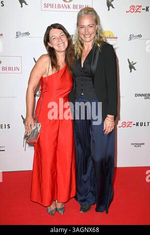 Iris Mareike Steen und Eva Mona Rodekirchen bei der Verleihung des 31. B.Z. Kulturpreises 2025 m Theater am Potsdamer Platz. Berlino, 08.04.2025 *** Iris Mareike Steen e Eva Mona Rodekirchen alla cerimonia di premiazione 31 B Z Kulturpreis 2025 al Theater am Potsdamer Platz Berlin, 08 04 2025 foto:XF.xKernx/xFuturexImagex kulturpreis 5413 Foto Stock