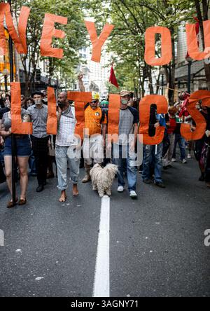 17 settembre 2012 - Seattle, Washington, Stati Uniti - gli attivisti prendono parte a una manifestazione silenziosa e a una veglia per il primo anniversario dell'inizio del movimento Occupy Wall Street al Westlake Park di Seattle. (Immagine di credito: © Nick Adams/ZUMAPRESS.com) Foto Stock