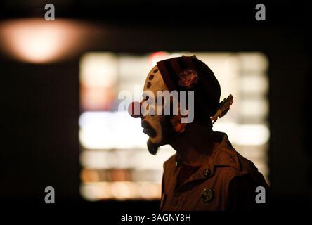 17 settembre 2012 - Seattle, Washington, Stati Uniti - gli attivisti prendono parte a una manifestazione silenziosa e a una veglia per il primo anniversario dell'inizio del movimento Occupy Wall Street al Westlake Park di Seattle. (Immagine di credito: © Nick Adams/ZUMAPRESS.com) Foto Stock