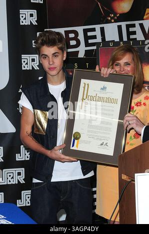 19 giugno 2012 - New York, New York, Stati Uniti - justin bieber.j&r Music World, ny. 19-06-2012. 2012 (immagine di credito: © Ken Babolocsay/Globe Photos/ZUMAPRESS.com) Foto Stock