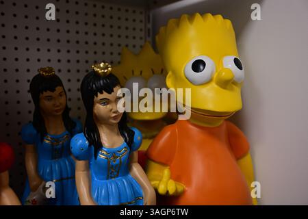 Blaholma, Skåne, Svezia. 7 aprile 2025. All'interno di "24:ANS present import", un negozio che vende sculture da giardino. Statua di Bart Simpson dei Simpson. Foto Stock