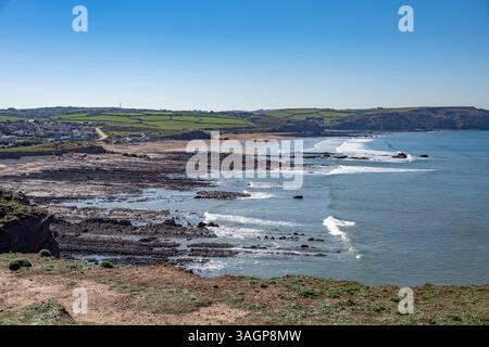 Vista Widemouth Bay Cornwall bassa marea all'inizio dell'estate Foto Stock