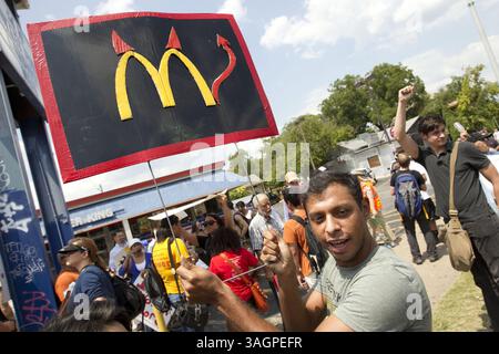 29 agosto 2012 - Austin, Texas, Stati Uniti - Danny Alvarez protesta con circa 200 sostenitori dello sciopero dei lavoratori del fast food in un Burger King in Guadalupe Street ad Austin, Texas, giovedì 29 agosto 2013. (Immagine di credito: © Jay Janner/MCT/ZUMAPRESS.com) Foto Stock
