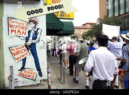 29 agosto 2012 - Austin, Texas, Stati Uniti - circa 200 persone che sostengono lo sciopero dei lavoratori del fast-food lungo Guadalupe Street ad Austin, Texas, giovedì 29 agosto 2013. (Immagine di credito: © Jay Janner/MCT/ZUMAPRESS.com) Foto Stock