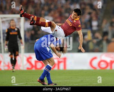 26 settembre 2012 - Roma, Italia - NICOLAS BURDISSO viene fregato durante la gara del campionato di calcio di serie A TIM disputata all'Olimpico di Roma. (Immagine di credito: © Gilberto Carbonari/ZUMA Press) Foto Stock