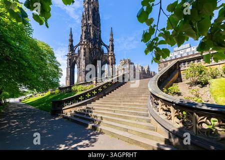 Vista del monumento Scott dai Princes Street Gardens in primavera. Edimburgo, Scozia, Regno Unito, Europa. Foto Stock
