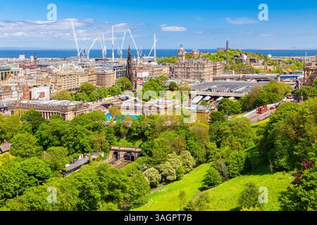 Vista del centro di Edimburgo dal castello in primavera. Edimburgo, Scozia, Regno Unito, Europa. Foto Stock