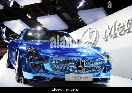 28 sett. 2012 - Parigi, Francia - 2012 MERCEDES AMG modello A TRAZIONE ELETTRICA è in mostra durante il PARIS Auto Show 2012.precedentemente conosciuto come SLS AMG e-Cell - e il prototipo - la versione elettrica della Mercedes SLS AMG appare per la prima volta al Paris Auto Show in versione finale. E con il suo nome d'arte per essere SLS AMG Coupé Electric Drive. Sarà commercializzato a partire da giugno 2013 in piccole serie, al prezzo di 420.000 euro. (Immagine di credito: © Pierre Stevenin/ZUMAPRESS.com) Foto Stock