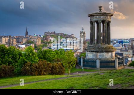 Vista del tramonto in primavera del centro di Edimburgo da Calton Hill. Edimburgo, Scozia, Regno Unito, Europa. Foto Stock
