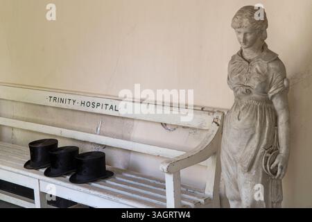 Cappelli di testa lasciati sulla panchina fuori dalla cappella al Trinity Hospital Almshouse, Greenwich. Gli uomini residenti prendono parte all'annuale servizio di ringraziamento della Visitation Court Day nella cappella di Almshouse. L'Almshouse è l'edificio più antico di Greenwich. Sud-est di Londra, Inghilterra anni '2019 2010 Regno Unito HOMER SYKES Foto Stock